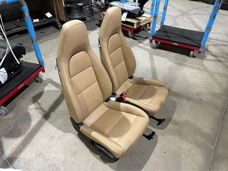 2015 Parts & Memorabilia Seats & Interior - Image 6 of 9