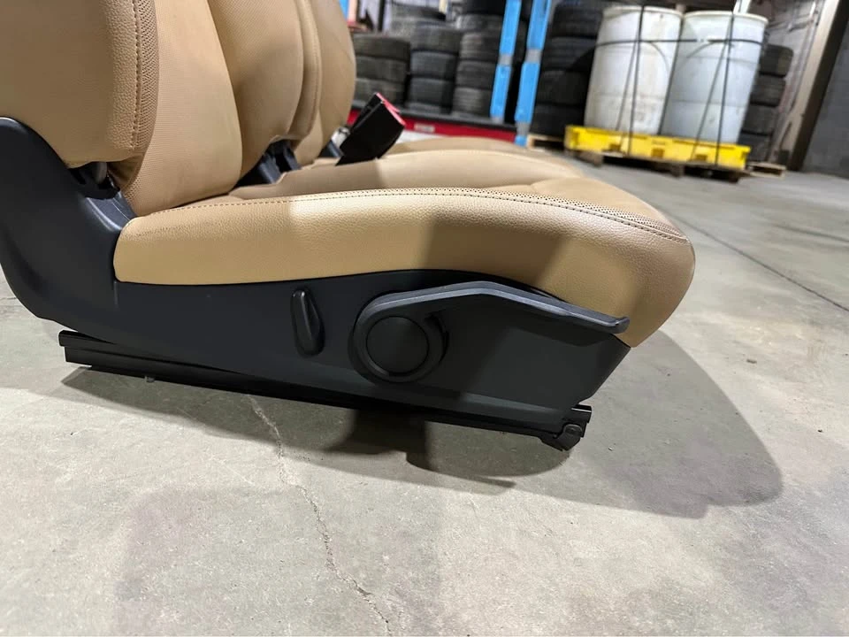 2015 Parts & Memorabilia Seats & Interior - Image 7 of 9