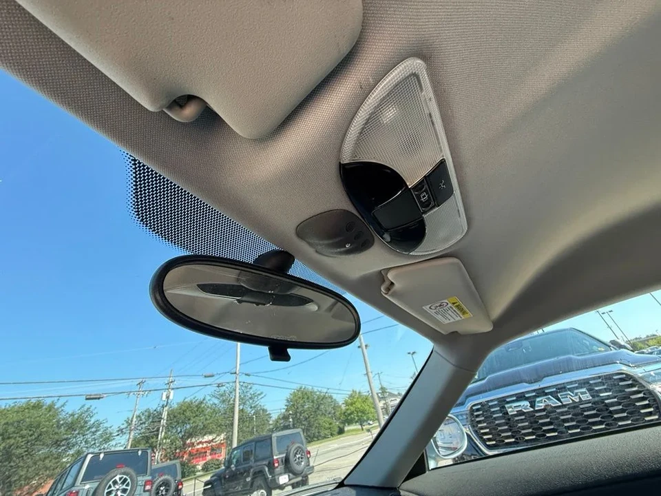 2005 Chrysler Crossfire - Image 19 of 25