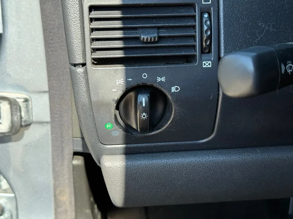 2005 Chrysler Crossfire - Image 16 of 25