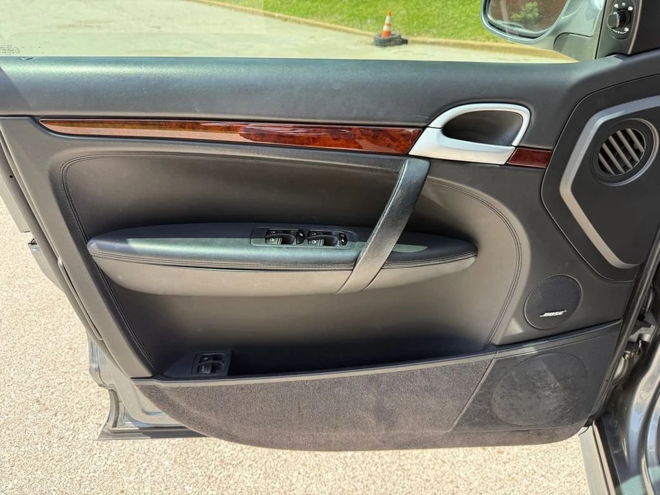 2005 Porsche Cayenne - Image 13 of 28