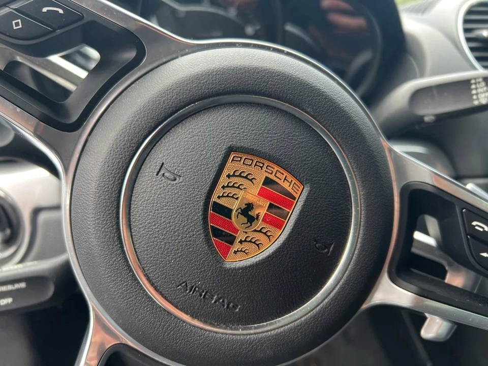 2019 Porsche - Image 16 of 19