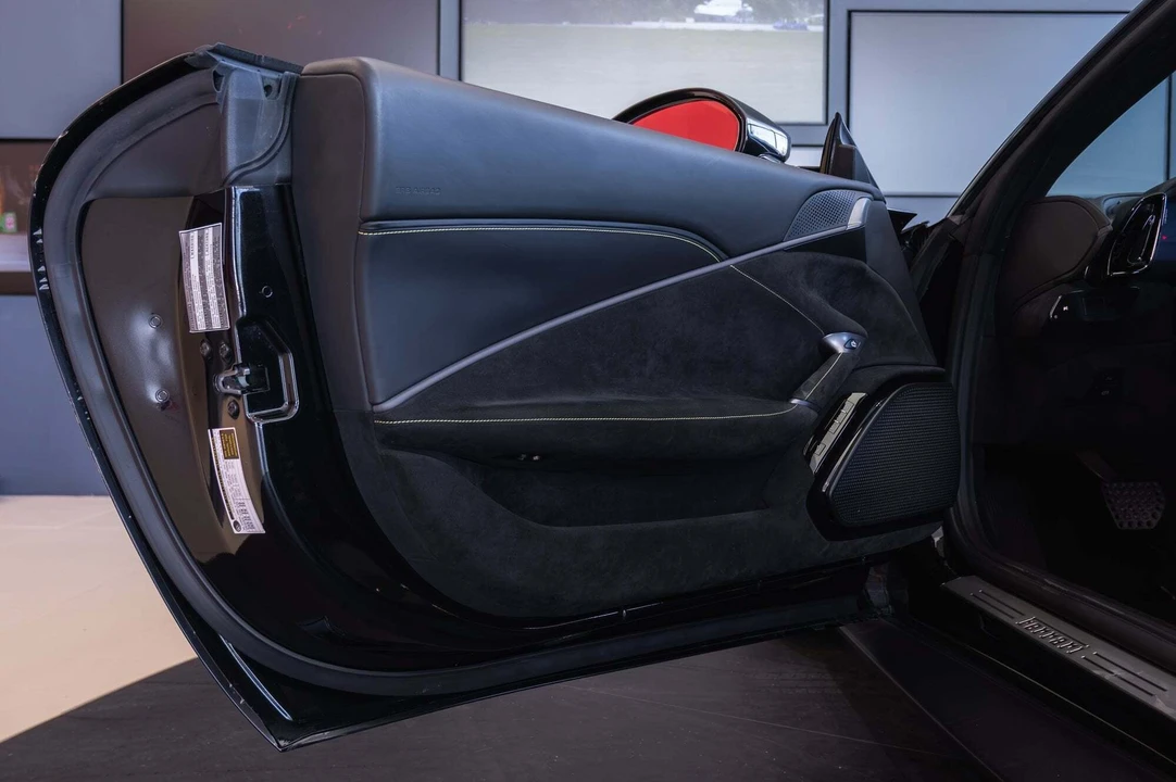 2021 Ferrari Roma - Image 16 of 31