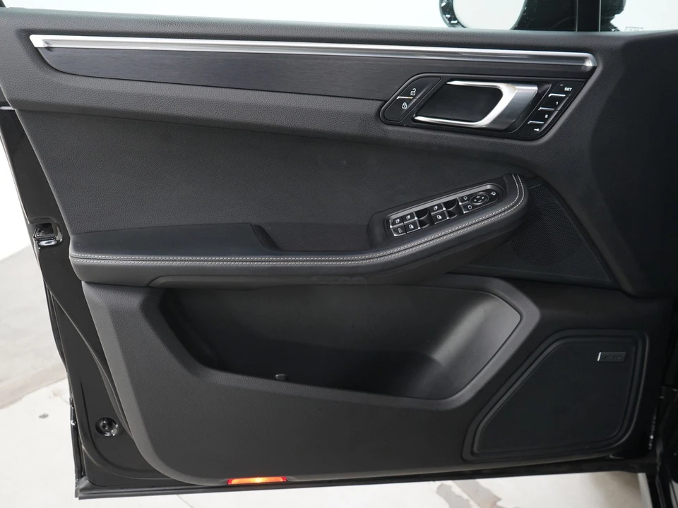 2022 Porsche Macan GTS - Image 24 of 31
