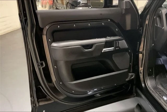 2023 Land Rover Defender L663 - Image 25 of 31