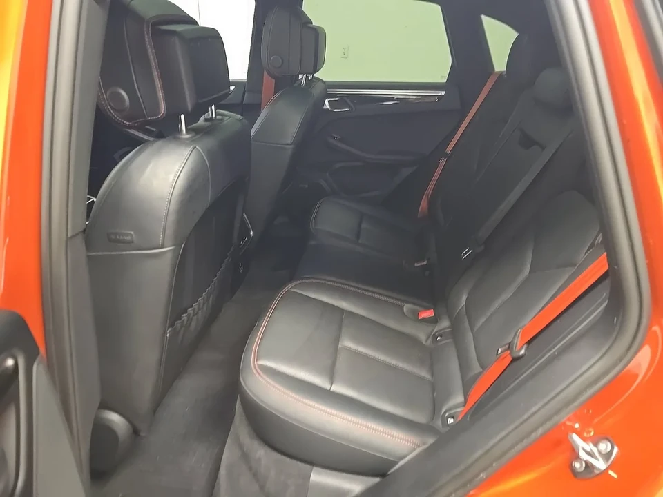 2024 Porsche Macan - Image 9 of 10