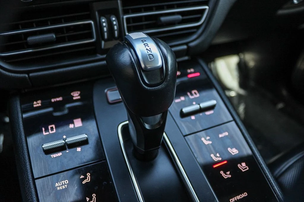2024 Porsche Macan - Image 19 of 27