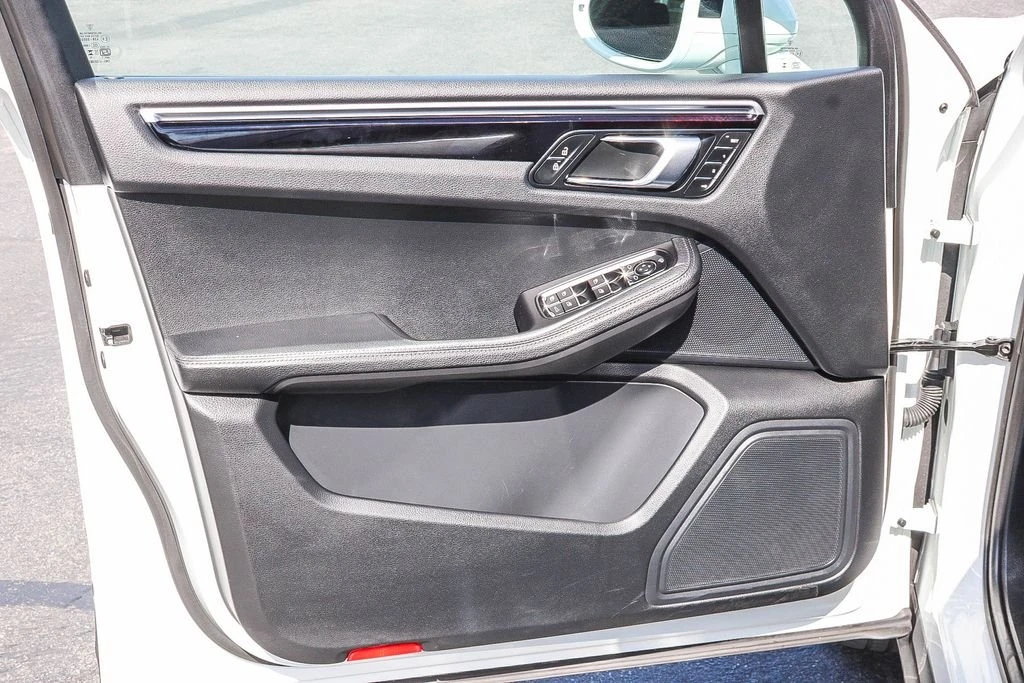 2024 Porsche Macan - Image 24 of 27