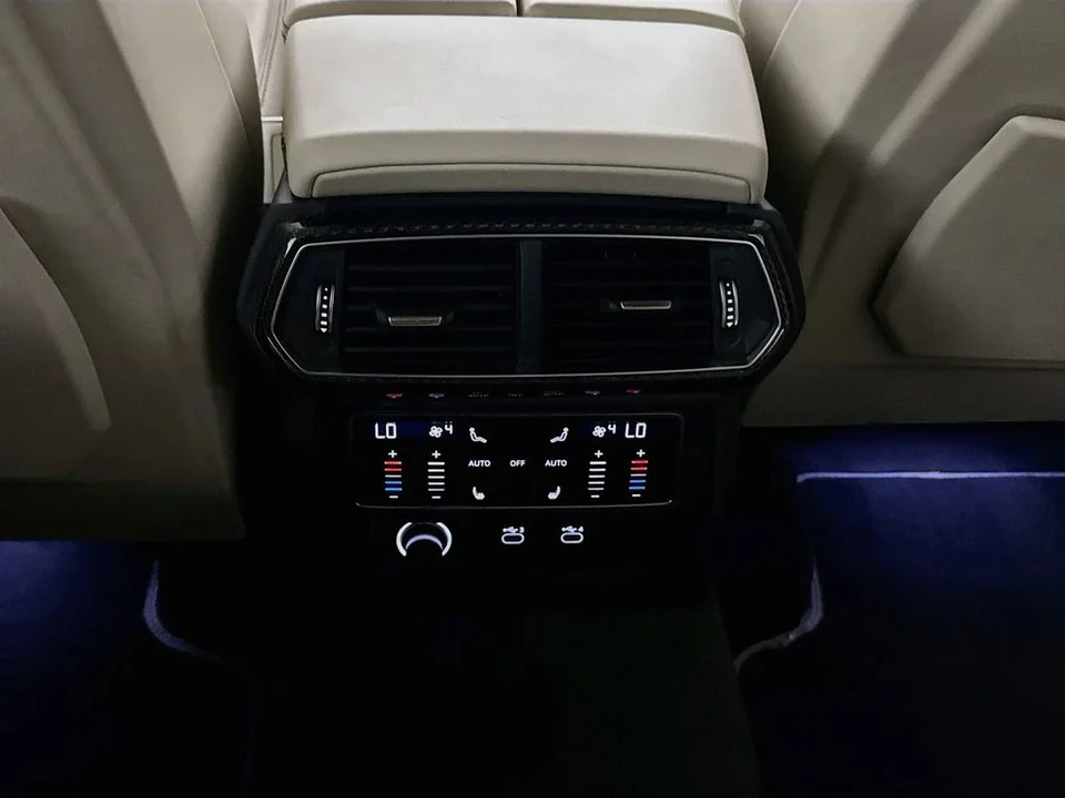 2025 Lamborghini Urus SE - Image 28 of 31