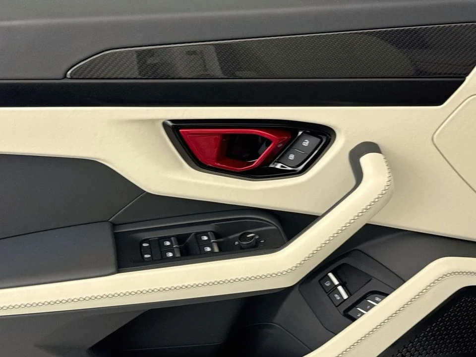 2025 Lamborghini Urus SE - Image 18 of 31