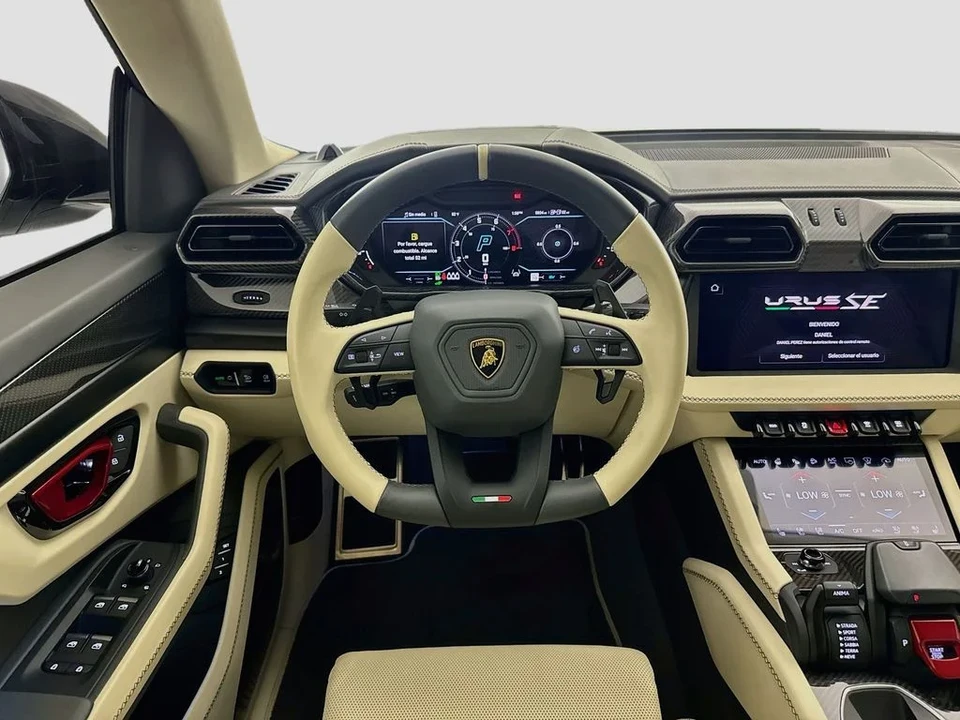 2025 Lamborghini Urus SE - Image 24 of 31
