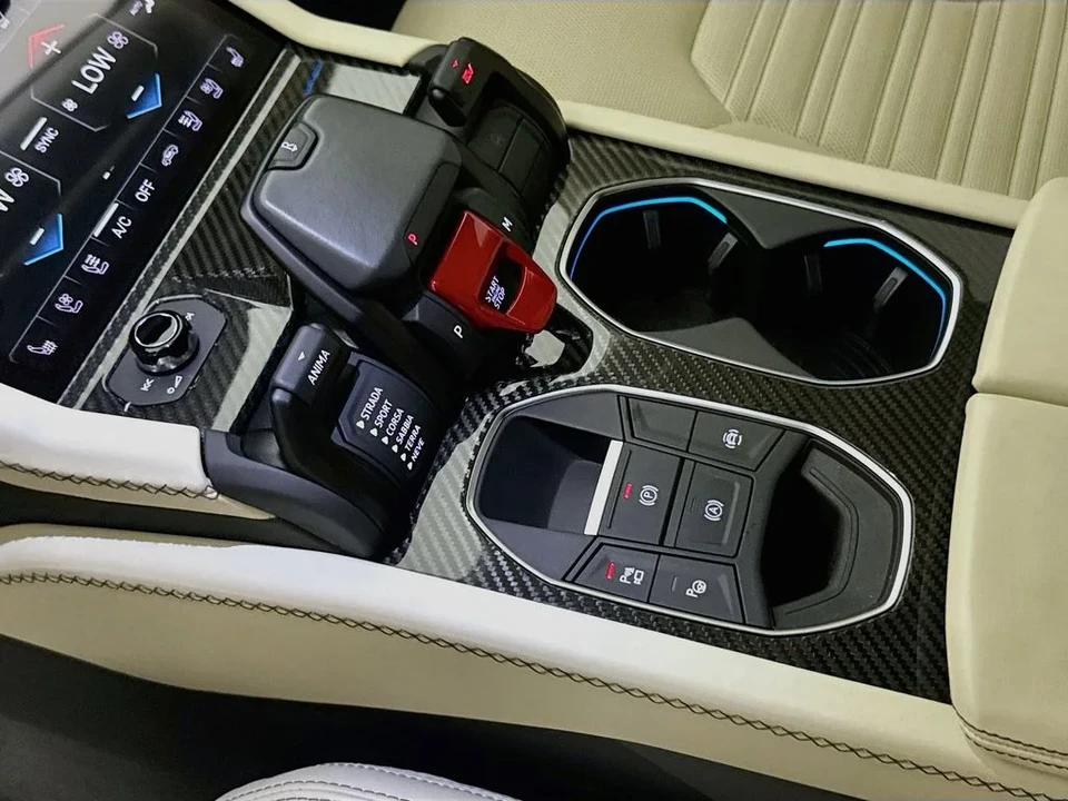 2025 Lamborghini Urus SE - Image 17 of 31