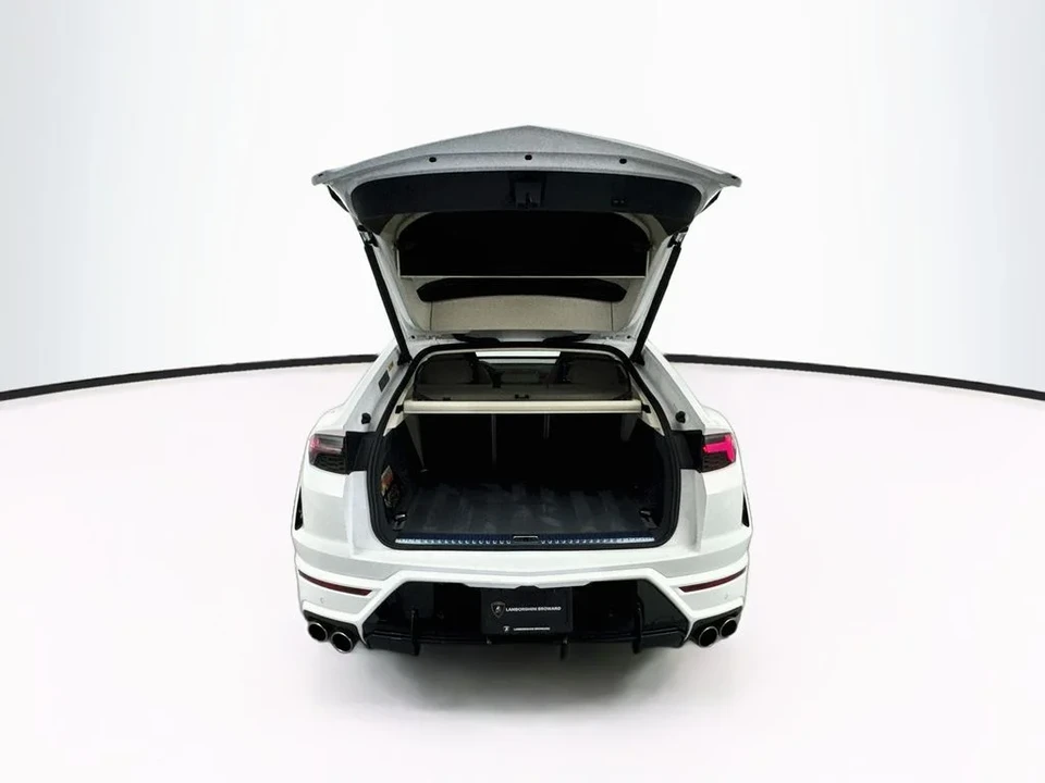2025 Lamborghini Urus SE - Image 29 of 31