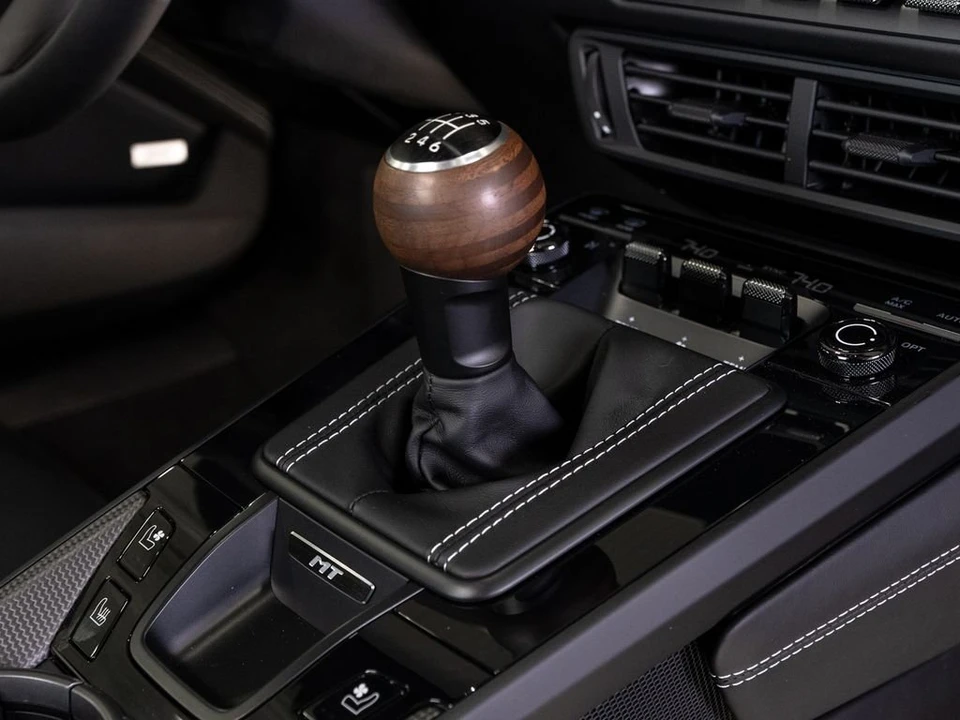 2025 Porsche 992 Carrera - Image 24 of 31