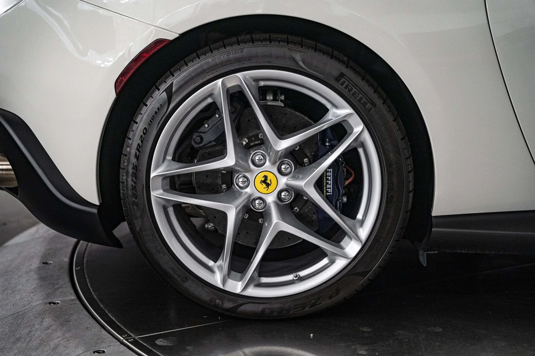2026 Ferrari Roma Spider - Image 18 of 31