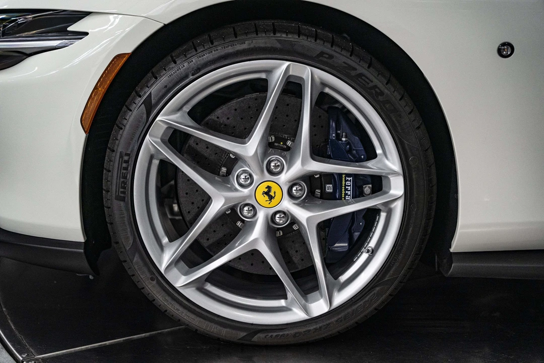 2026 Ferrari Roma Spider - Image 20 of 31
