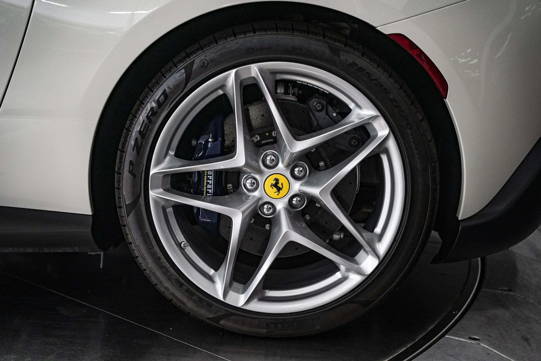 2026 Ferrari Roma Spider - Image 21 of 31