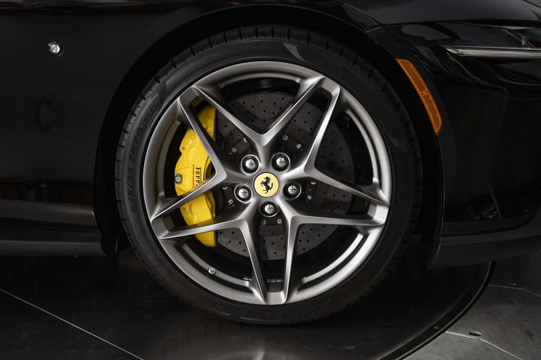 2026 Ferrari Roma Spider - Image 18 of 31
