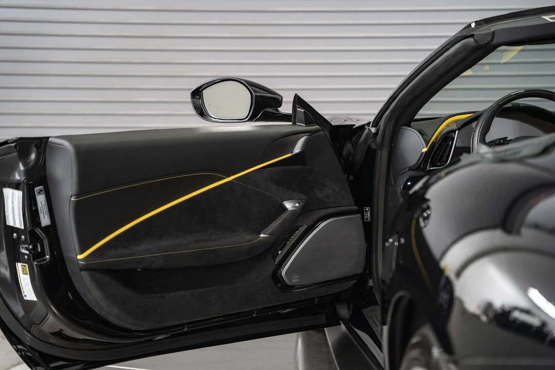 2026 Ferrari Roma Spider - Image 21 of 31