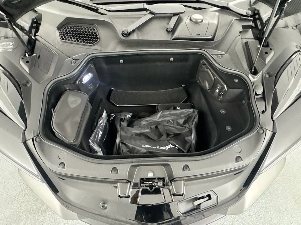 2026 Lamborghini Revuelto - Image 28 of 31