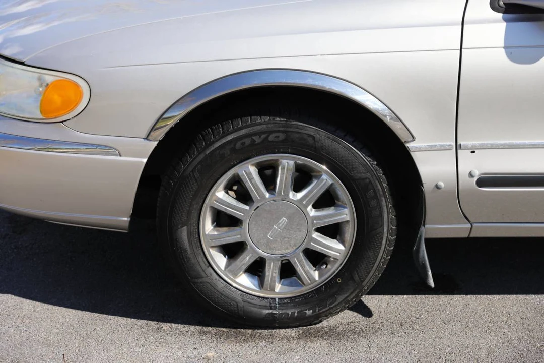 2002 Lincoln Continental 9th Gen - Image 9 of 23