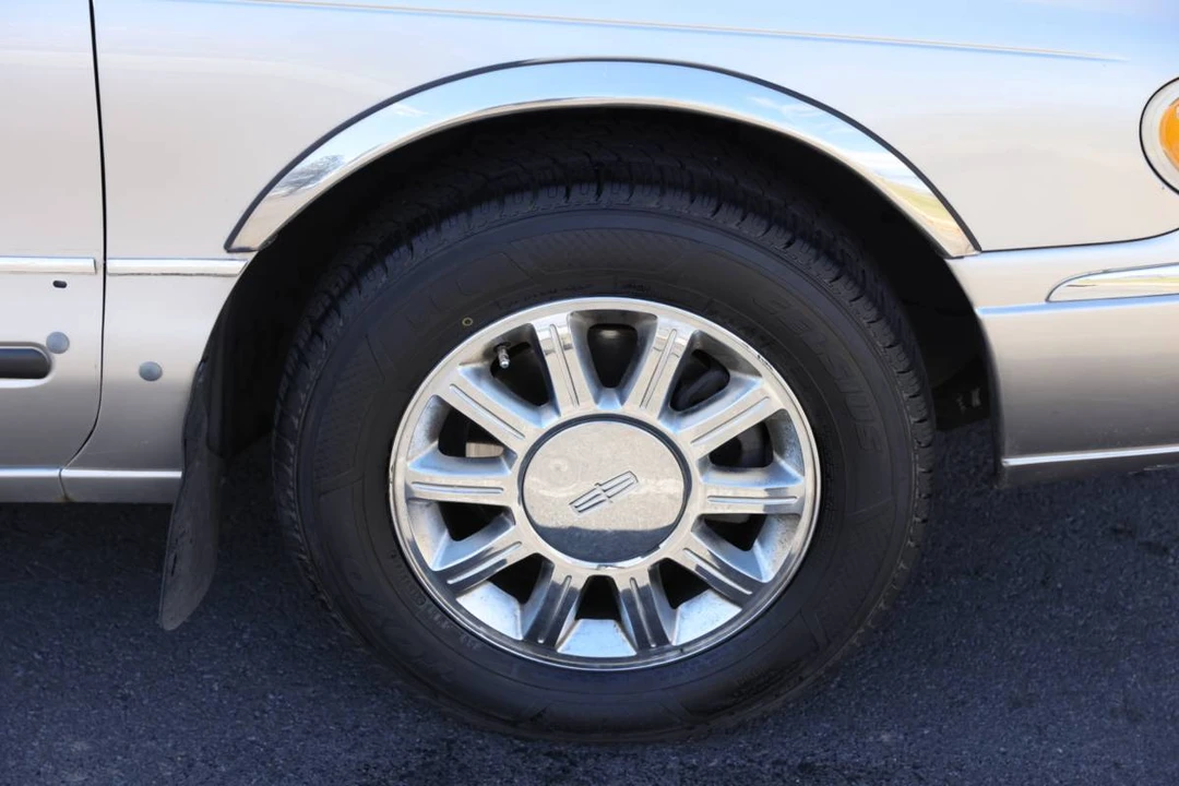 2002 Lincoln Continental 9th Gen - Image 12 of 23