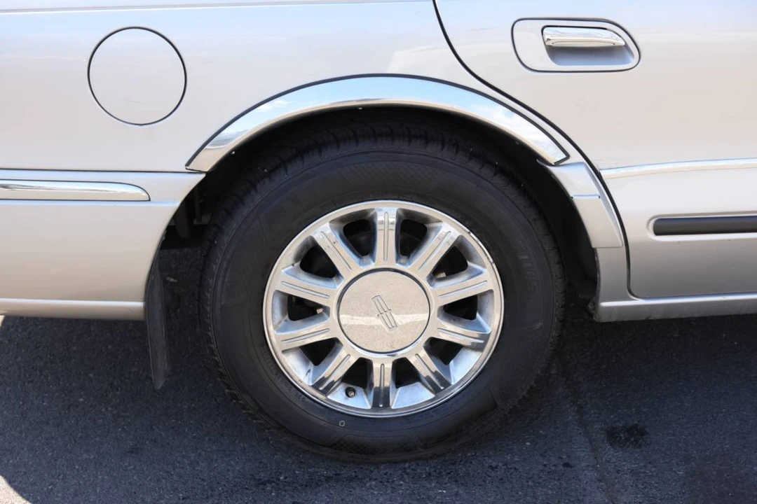 2002 Lincoln Continental 9th Gen - Image 11 of 23