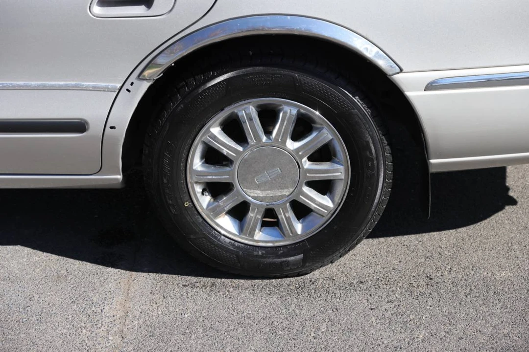 2002 Lincoln Continental 9th Gen - Image 10 of 23