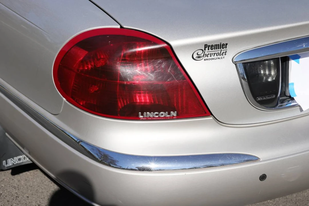 2002 Lincoln Continental 9th Gen - Image 15 of 23