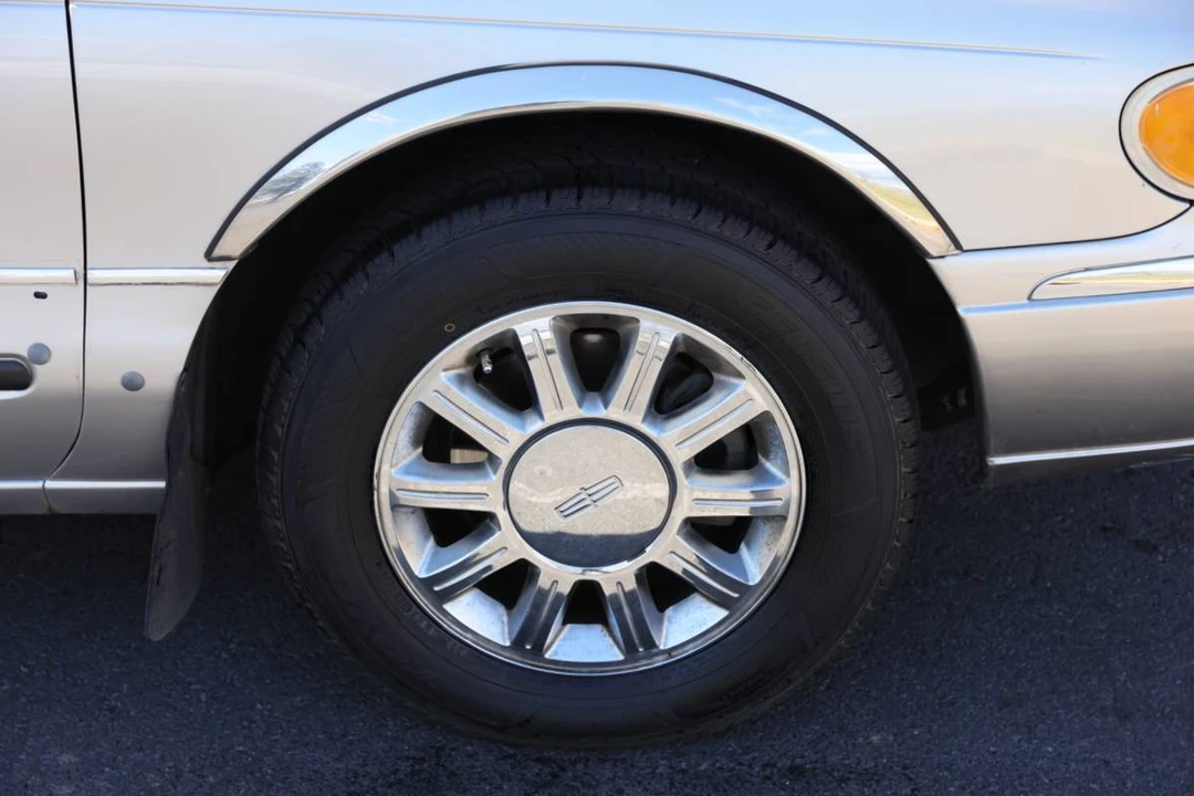 2002 Lincoln Continental 9th Gen - Image 13 of 23