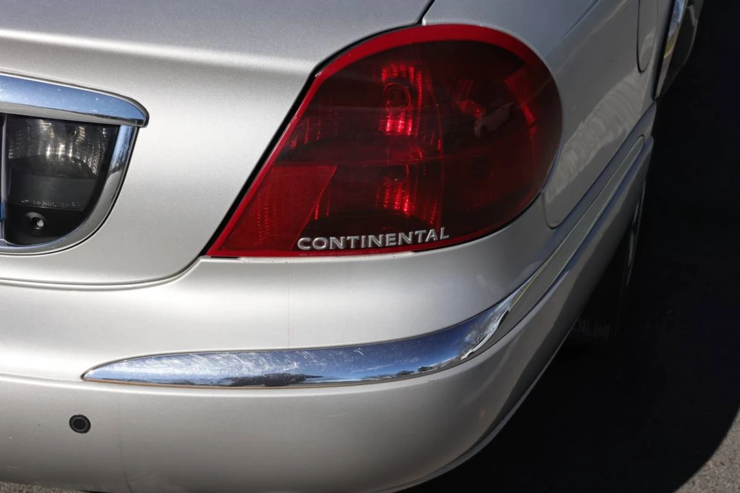 2002 Lincoln Continental 9th Gen - Image 14 of 23