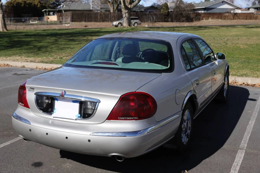 2002 Lincoln Continental 9th Gen - Image 4 of 23