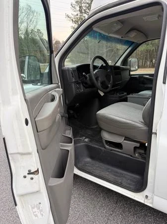 2003 Chevrolet Express - Image 10 of 14
