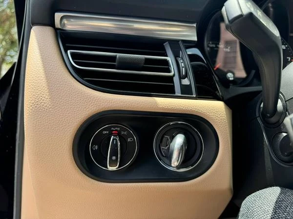 2021 Porsche Macan - Image 14 of 20