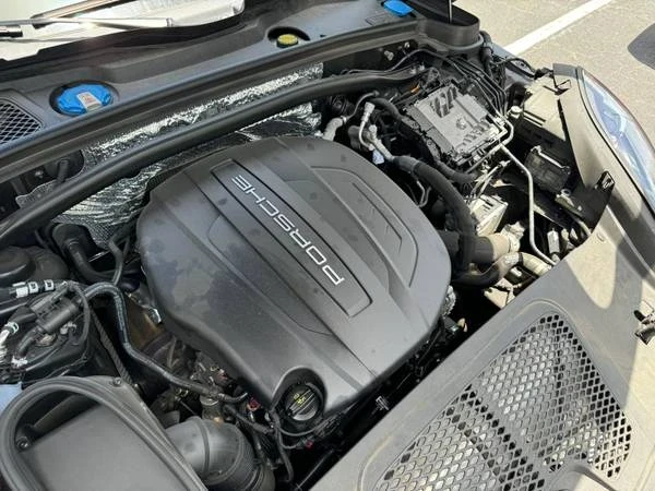 2021 Porsche Macan - Image 16 of 17