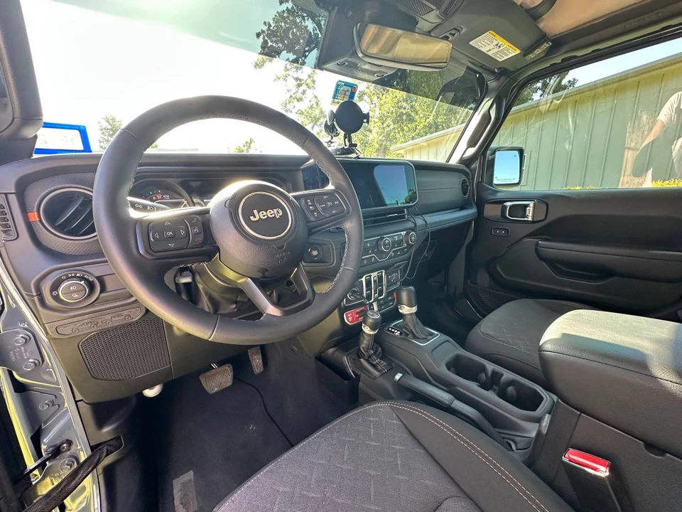 2025 Jeep JT Gladiator - Image 9 of 20