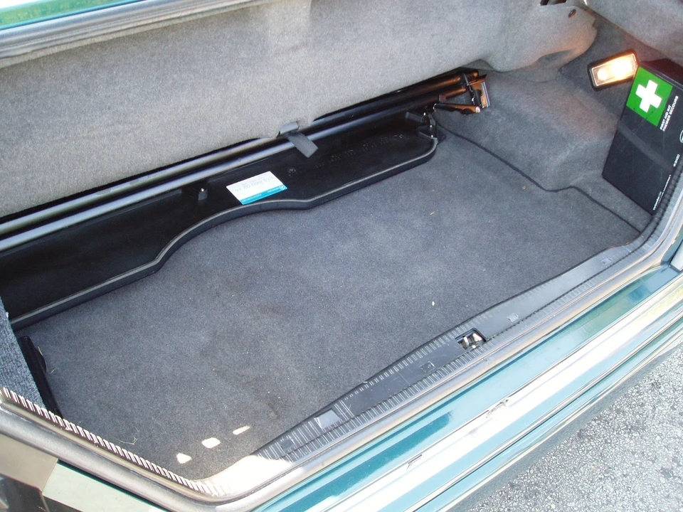 1996 Mercedes-Benz W124 E-Class - Image 2 of 15