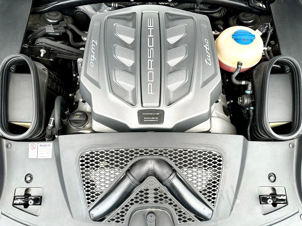 2017 Porsche Macan Turbo - Image 9 of 11