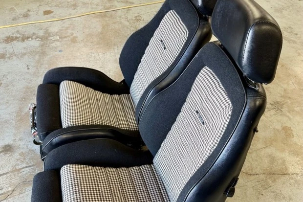 Parts & Memorabilia Seats & Interior - Image 2 of 4