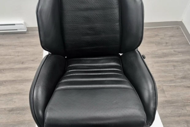 Parts & Memorabilia Seats & Interior - Image 2 of 4