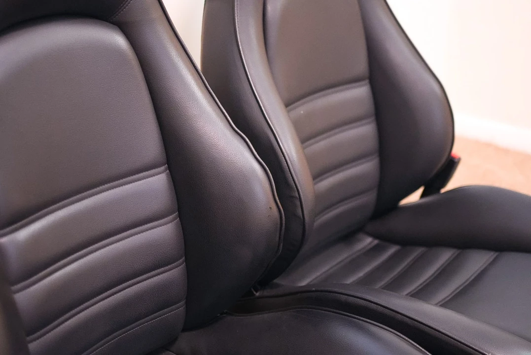 Parts & Memorabilia Seats & Interior - Image 2 of 4