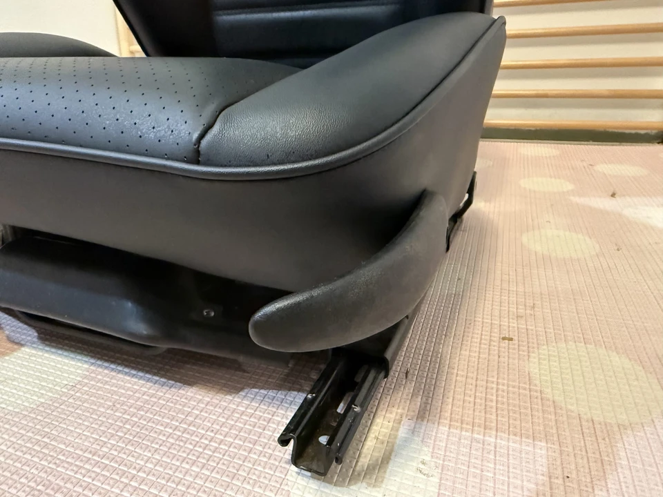 Parts & Memorabilia Seats & Interior - Image 19 of 31