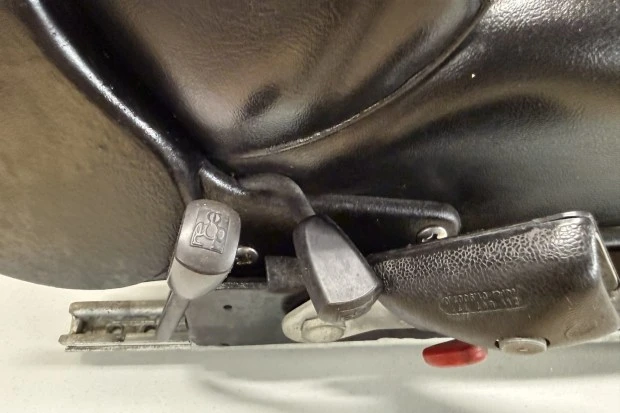 Parts & Memorabilia Seats & Interior - Image 3 of 4