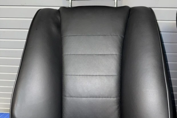Parts & Memorabilia Seats & Interior - Image 2 of 5