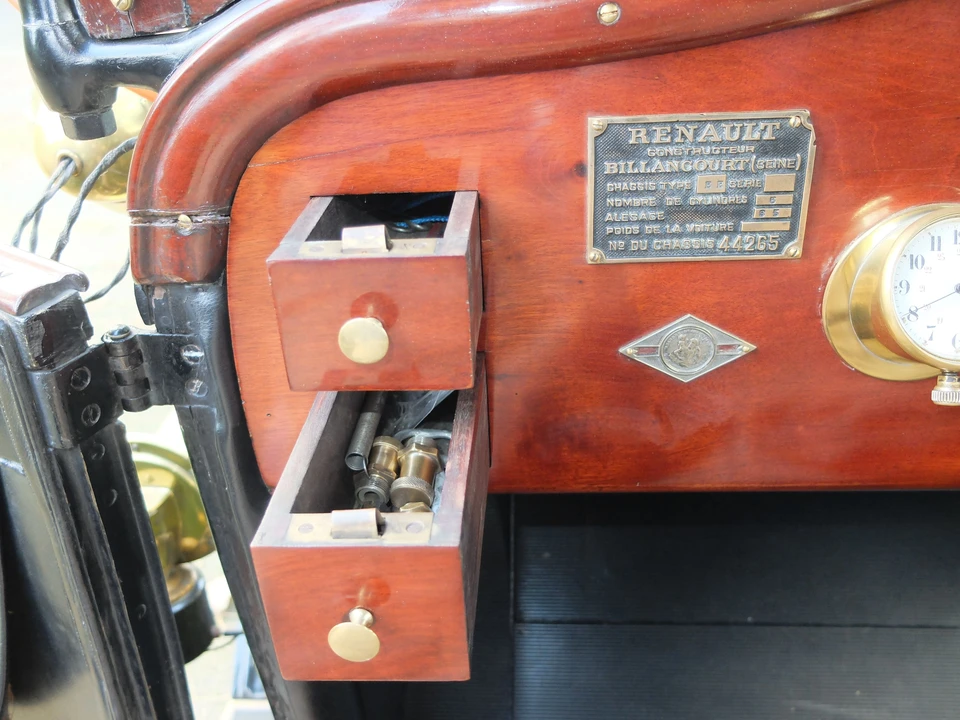 Renault - Image 16 of 19
