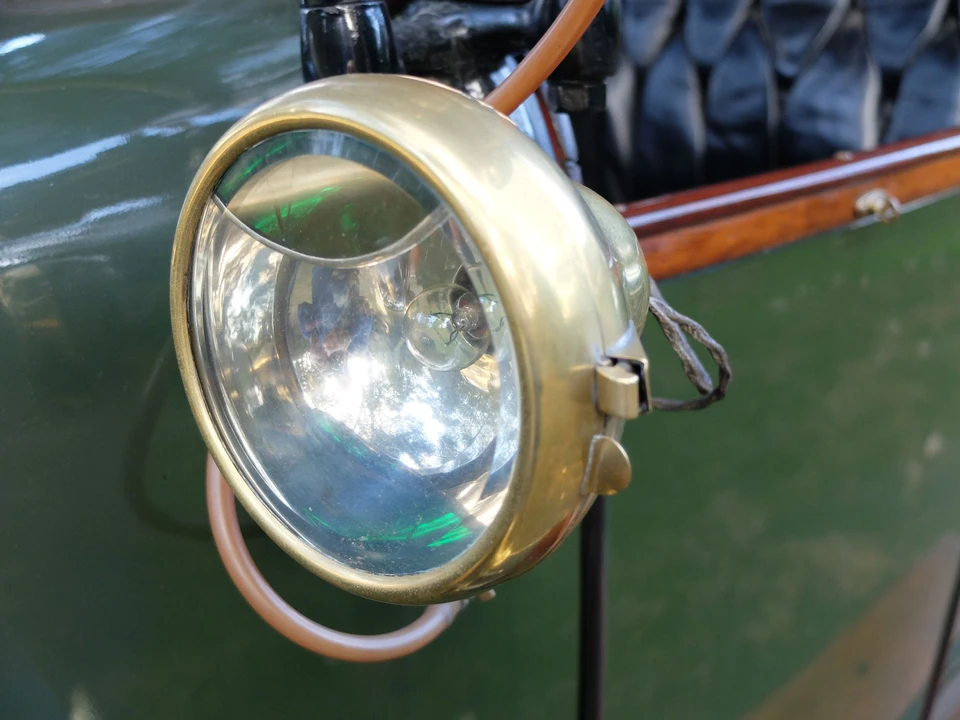Renault - Image 8 of 19