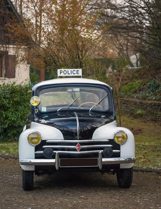 Renault 4CV - Image 6 of 31