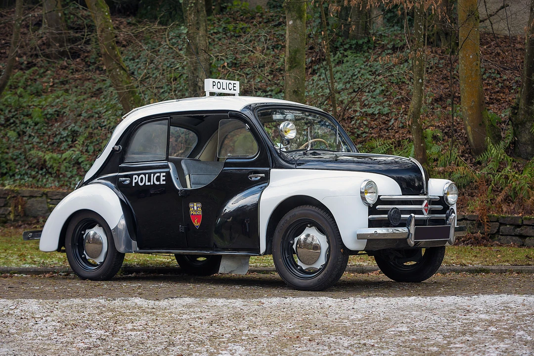Renault 4CV - Image 2 of 31