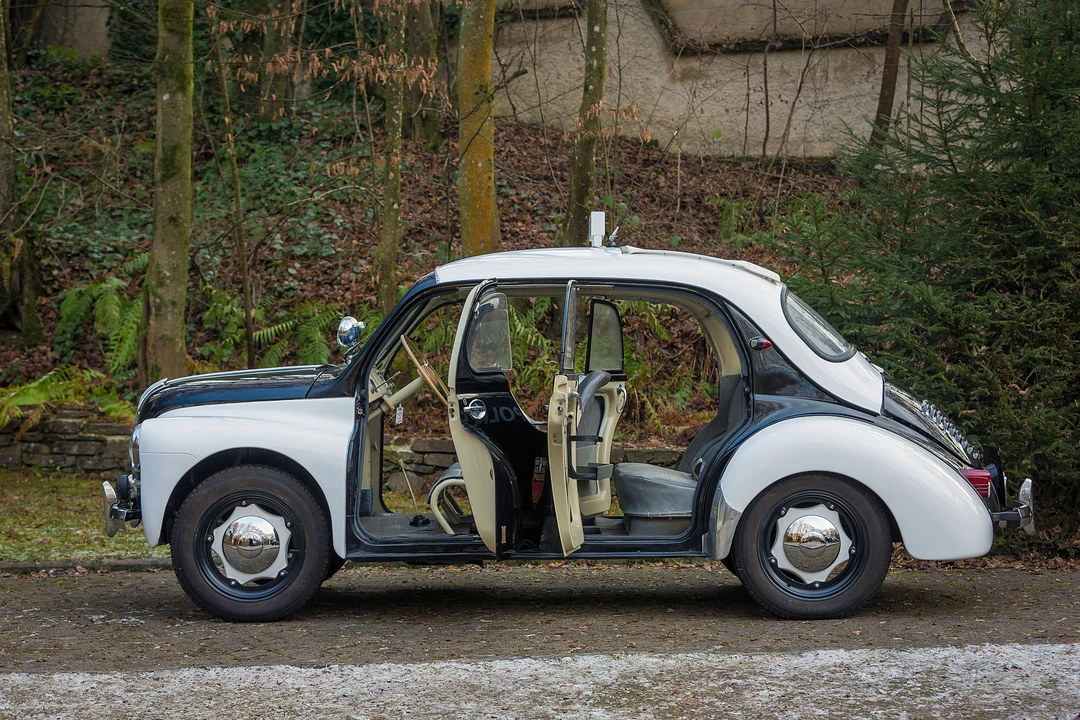 Renault 4CV - Image 8 of 31