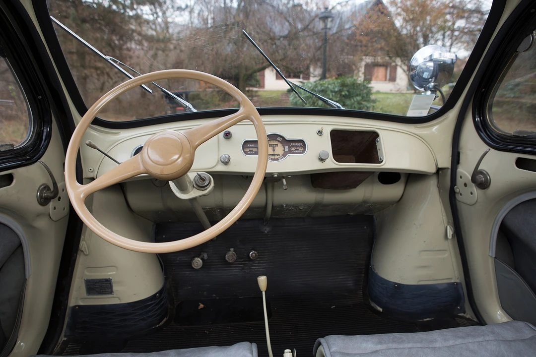 Renault 4CV - Image 12 of 31